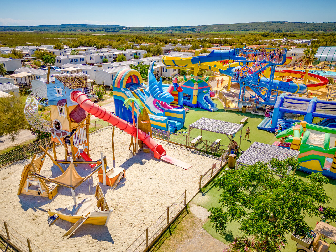 Grande aire de jeux, toboggans aquatiques et structures gonflables au camping VAGUES OCEANES Hamacs � Fleury (11).