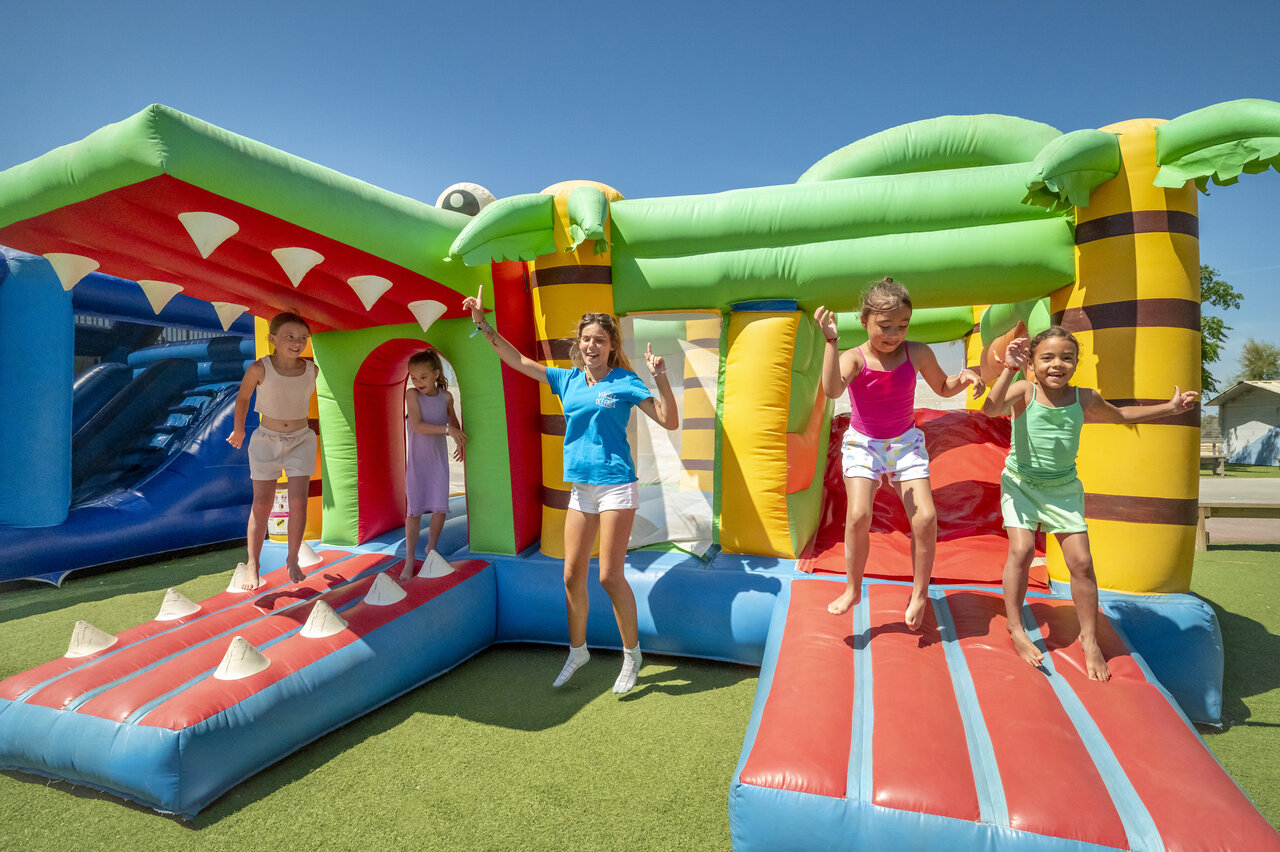Enfants s'amusant sur structure gonflable g�ante au camping VAGUES OCEANES Hamacs � Fleury (11).