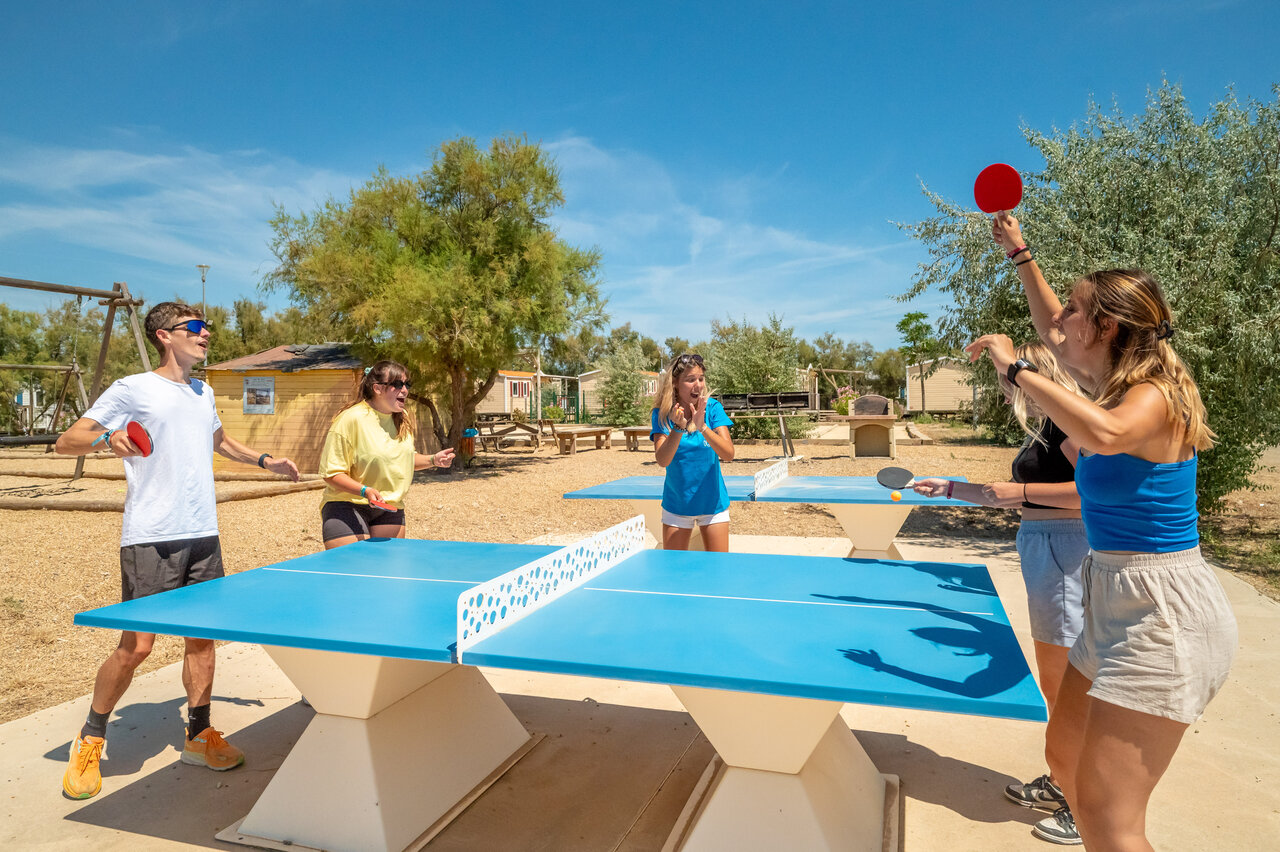Jeunes jouant au tennis de table ext�rieur au camping VAGUES OCEANES Hamacs � Fleury (11).