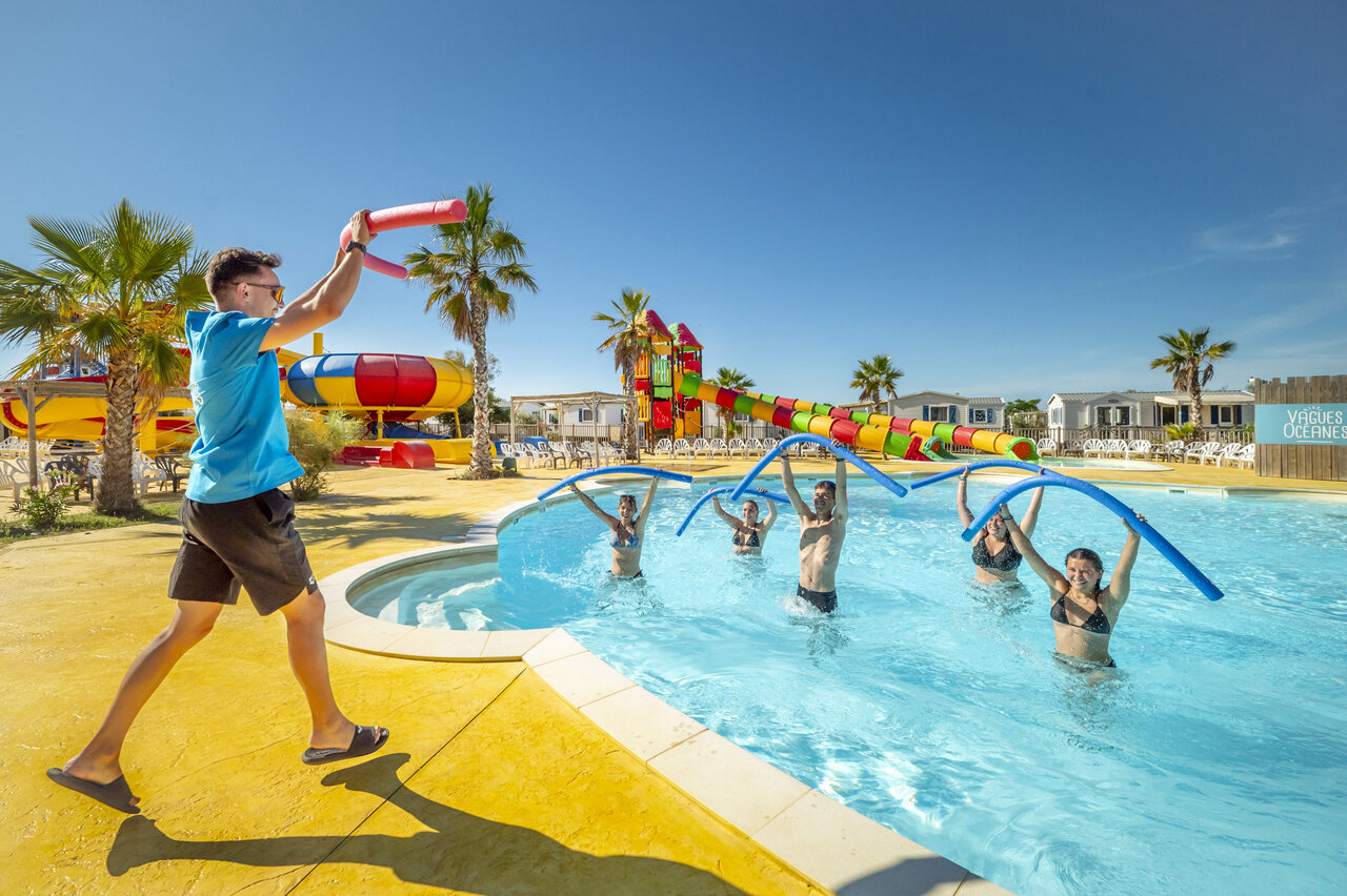 Cours d'aqua gym anim� dans la piscine avec toboggans au camping VAGUES OCEANES Hamacs � Fleury (11).