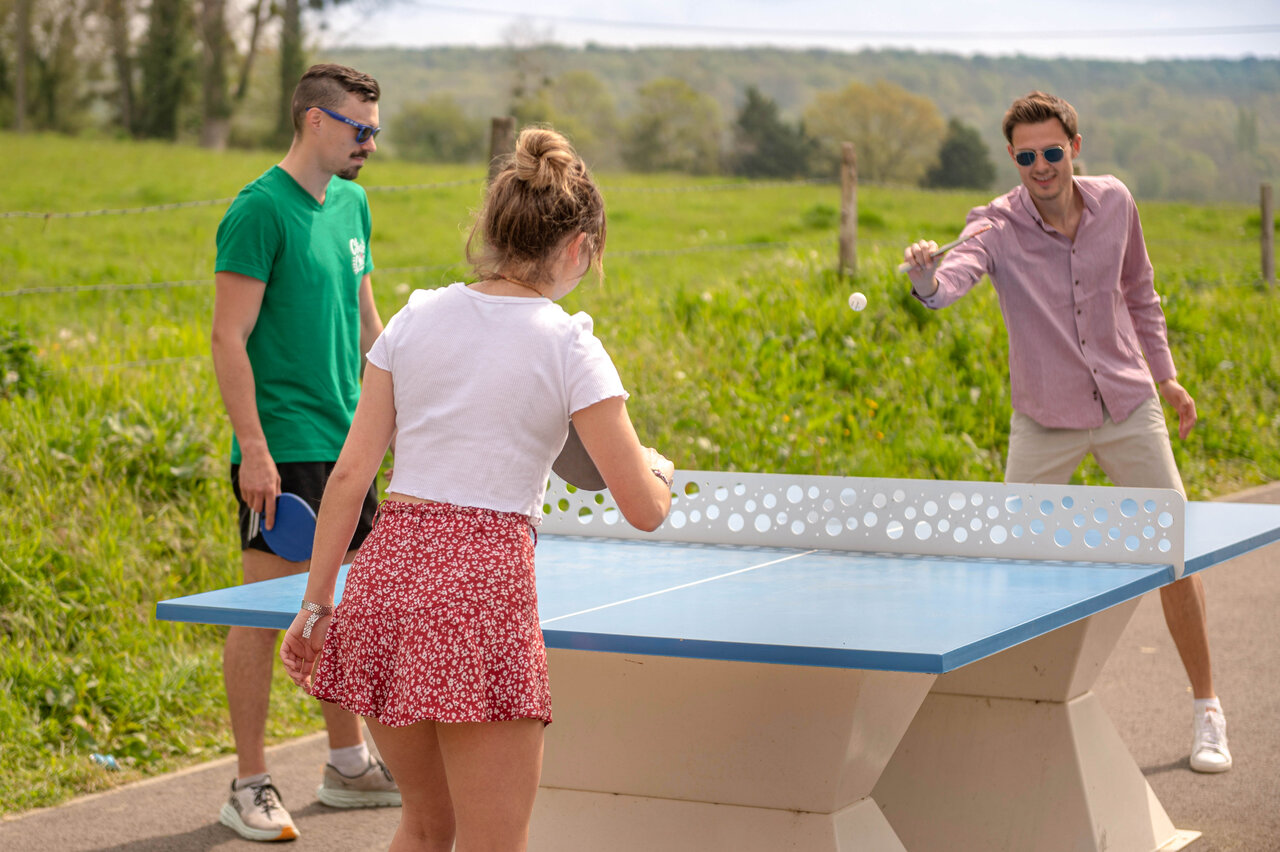 Tennis de table ext�rieur pour trois au camping CLICOCHIC Haras de Deauville.