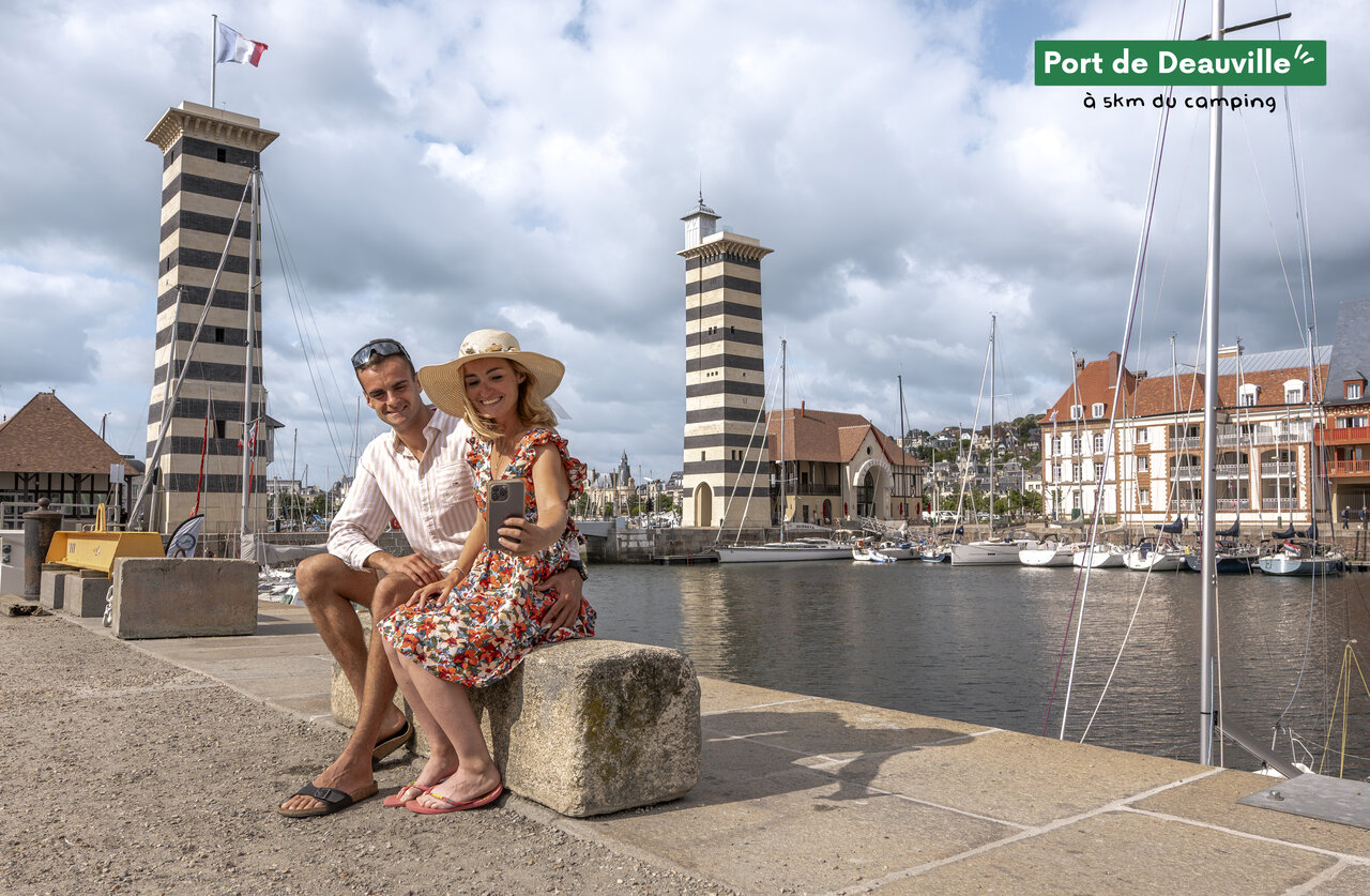 Couple en selfie au Port de Deauville, lieu � visiter en Normandie.