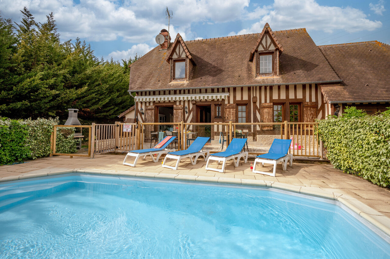 Piscine ext�rieure, transats et h�bergement normand au camping CLICOCHIC Haras de Deauville (14).