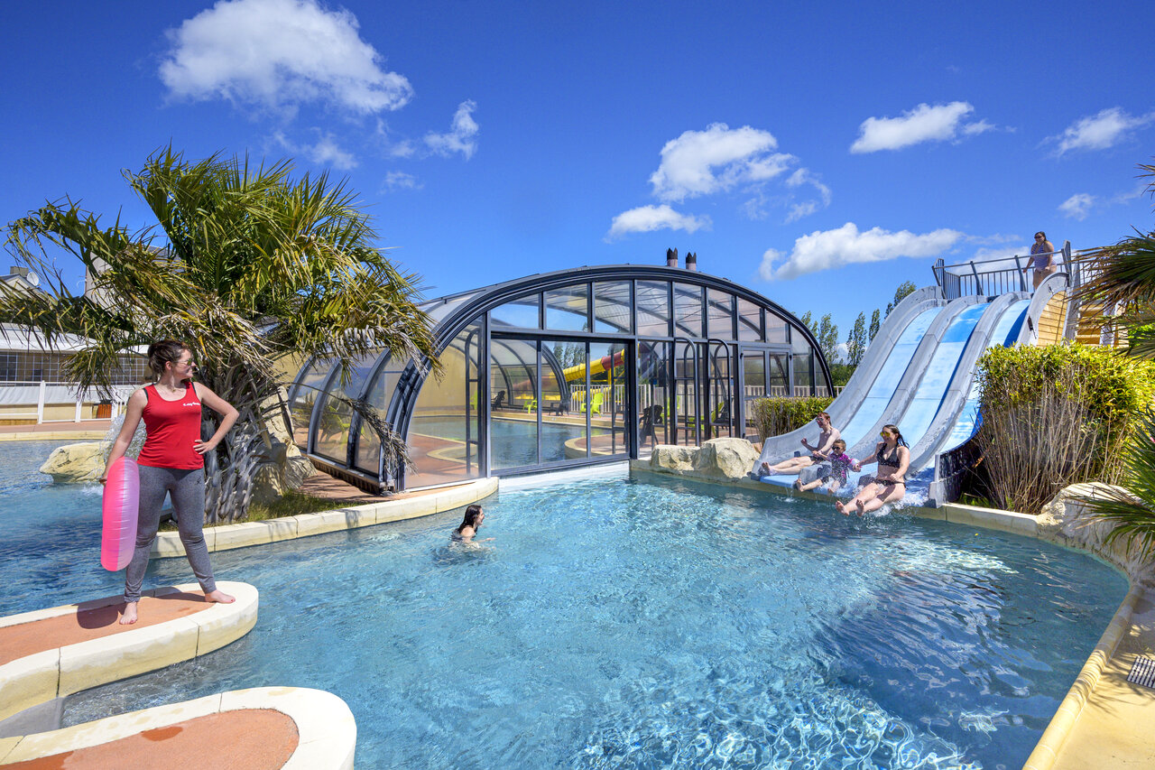 Toboggans aquatiques, piscine ext�rieure et couverte au camping CAPFUN Hautes Coutures � BENOUVILLE (14).