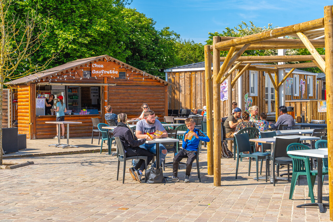 Snack bar Chez Gaufrette et terrasse anim�e au camping CAPFUN Hautes Coutures � BENOUVILLE (14).