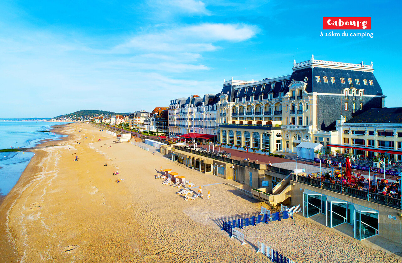 Plage de Cabourg et ses b�timents historiques, lieu � visiter en Normandie.