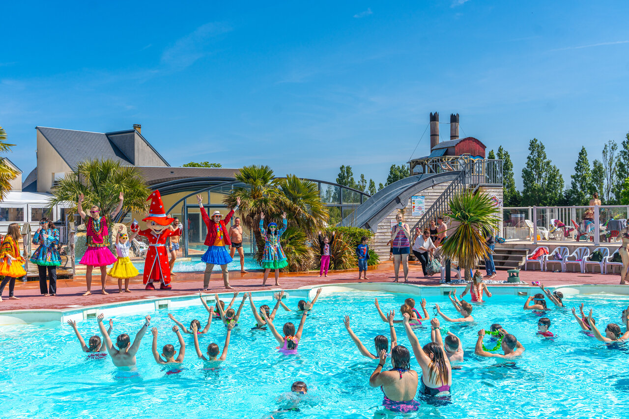 Animation aquatique festive avec mascottes et campeurs dans la piscine au camping CAPFUN Hautes Coutures � BENOUVILLE (14).