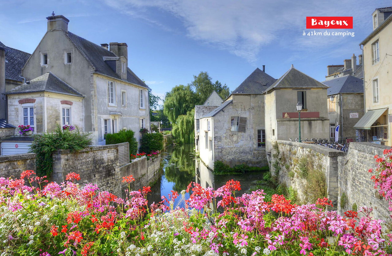 Ville m�di�vale de Bayeux, maisons anciennes et canal fleuri en Normandie.