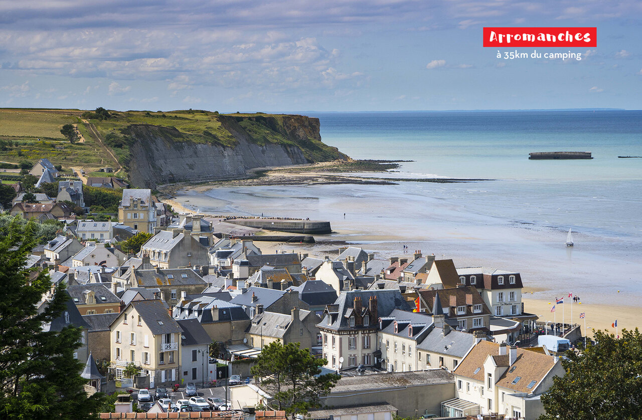 Village c�tier d'Arromanches-les-Bains en Normandie, plage et vestiges du port artificiel.