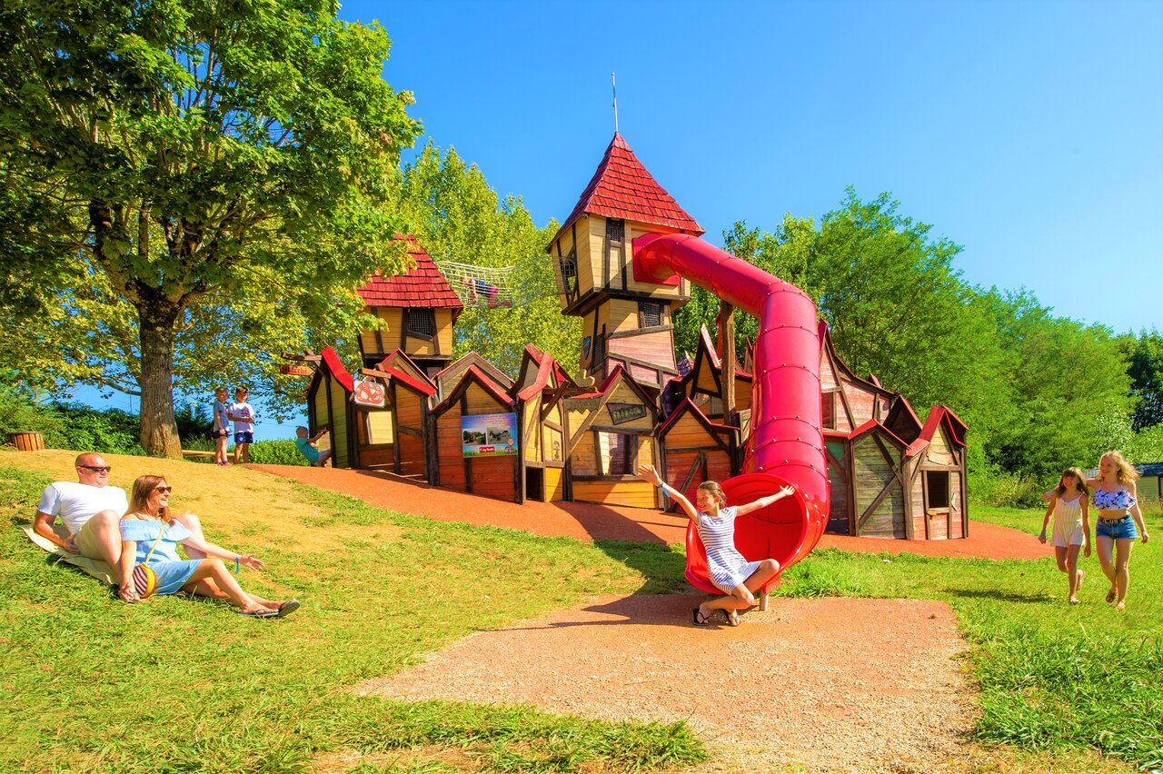 Aire de jeux th�matique avec toboggan au camping CAPFUN Hauts de Ratebout � STE FOY DE BELVES.
