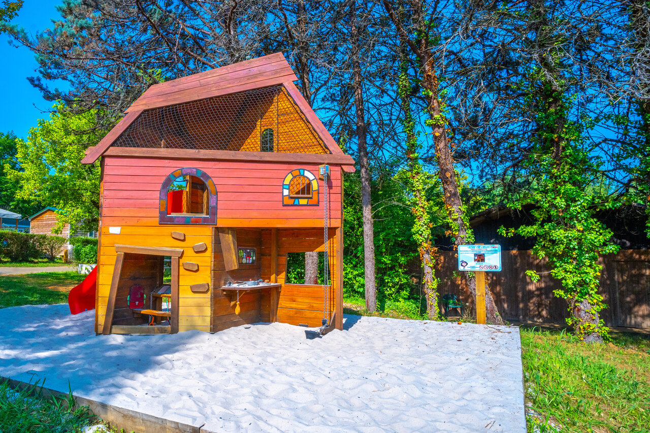 Cabane de jeux, bac � sable au camping CAPFUN Hauts de Ratebout � STE FOY DE BELVES (24).