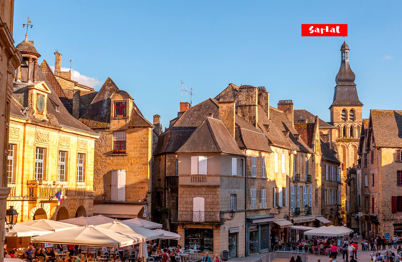 Place du march� historique de Sarlat-la-Can�da, Dordogne, � visiter pr�s du camping.