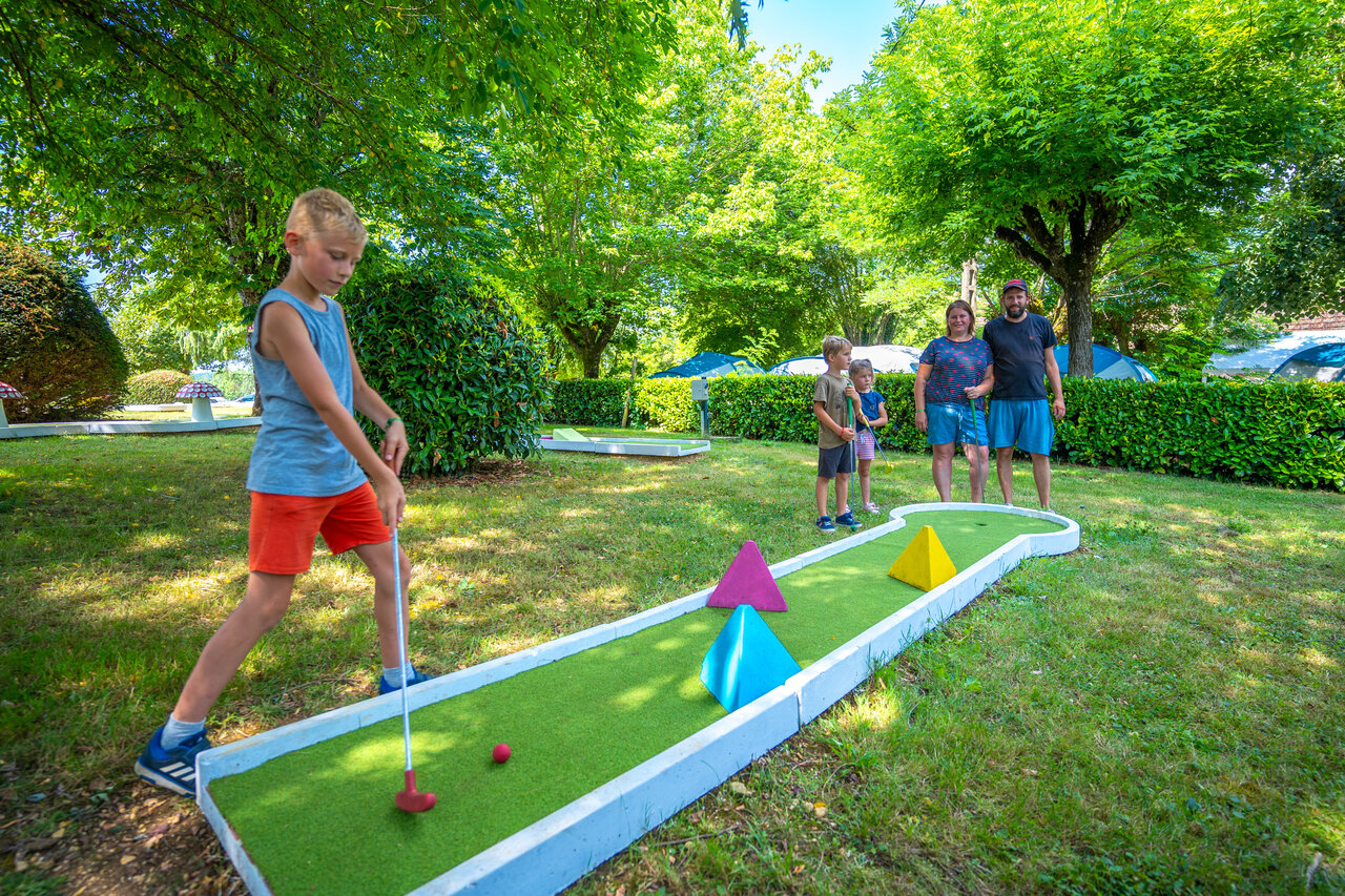 Mini-golf familial avec enfants au camping CAPFUN Hauts de Ratebout � STE FOY DE BELVES (24).