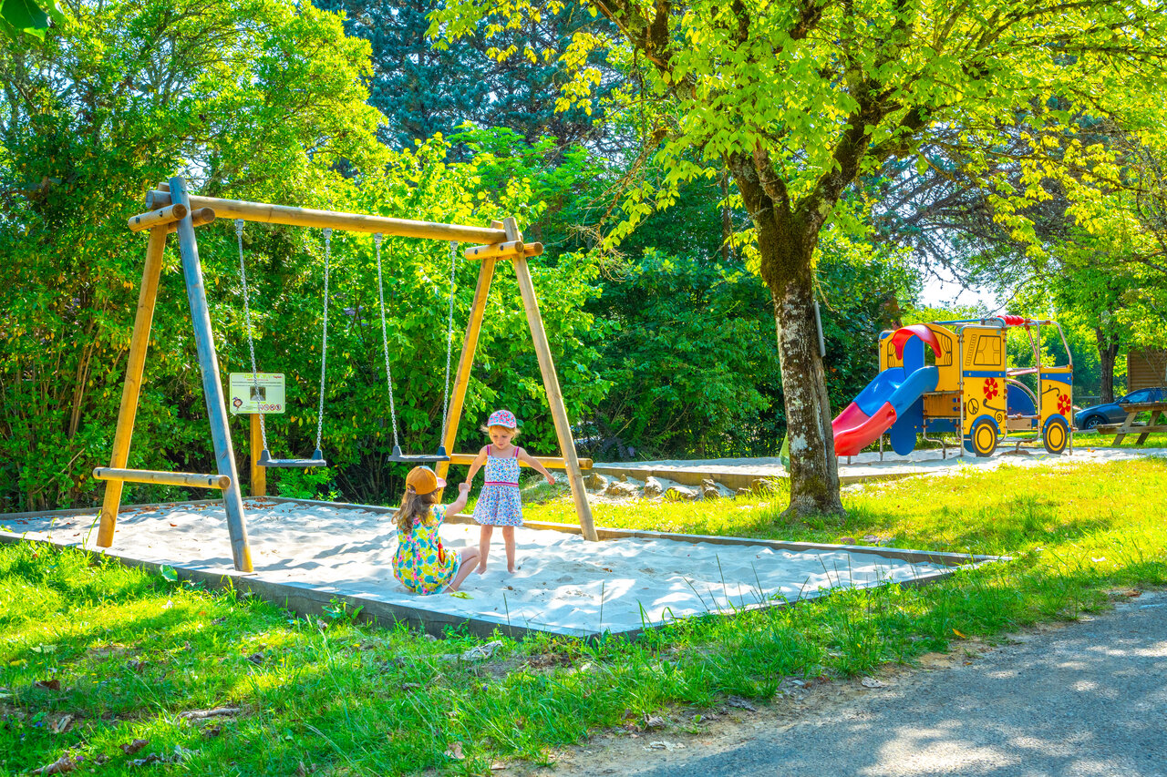 Aire de jeux, balan�oire et toboggan pour enfants au camping CAPFUN Hauts de Ratebout.