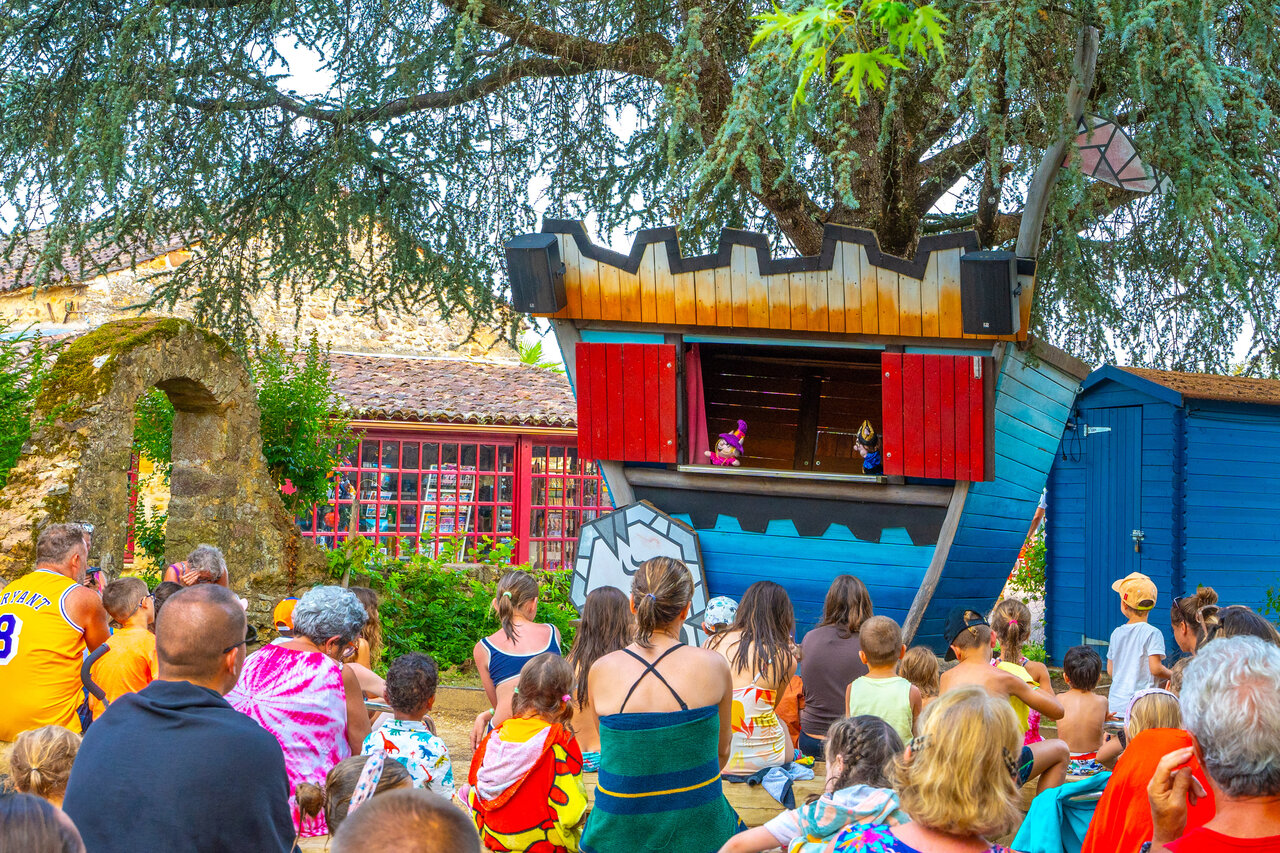 Spectacle marionnettes ext�rieur au camping CAPFUN Hauts de Ratebout � STE FOY DE BELVES (24).