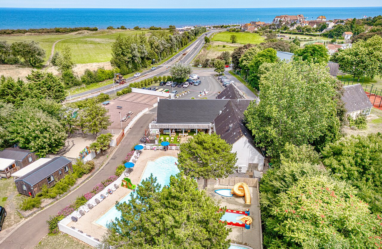 Vue a�rienne du camping CLICOCHIC Havre de Berni�res (14) avec piscine et restaurant.