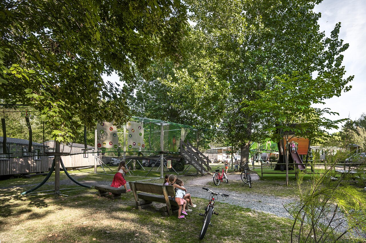 Jeux enfants, structure au camping CLICOCHIC Havre de Berni�res � Berni�res-sur-Mer (14).