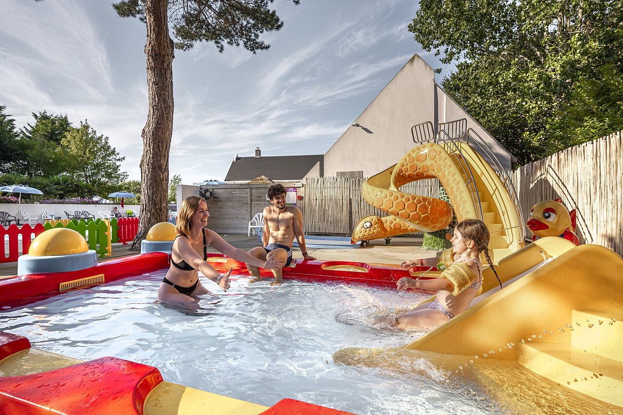 Pataugeoire, toboggan serpent et famille au camping CLICOCHIC Havre de Berni�res (14).