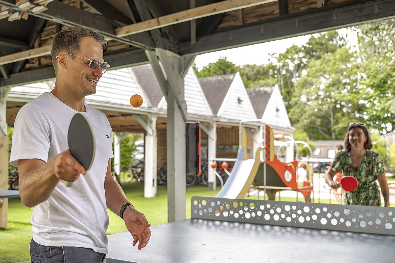 Ping-pong, aire de jeux au camping CLICOCHIC Havre de Berni�res � Berni�res-sur-Mer.