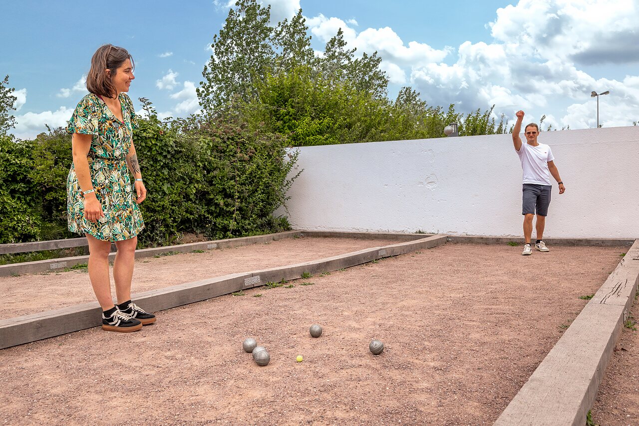 Terrain de p�tanque avec joueurs au camping CLICOCHIC Havre de Berni�res (14).