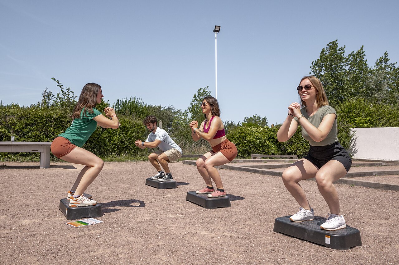 Cours de fitness en groupe en plein air au camping CLICOCHIC Havre de Berni�res.