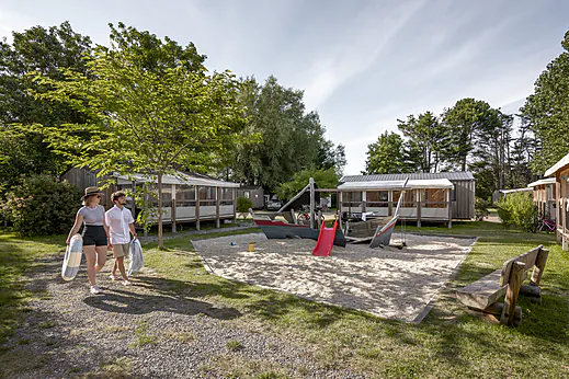 Aire de jeux bateau, toboggan et chalets au camping CLICOCHIC Havre de Berni�res.