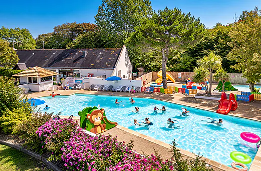 Piscine ext�rieure, toboggans et jeux aquatiques au camping CLICOCHIC Havre de Berni�res.