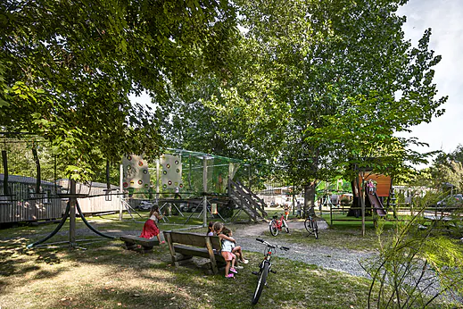 Jeux enfants, structure au camping CLICOCHIC Havre de Berni�res � Berni�res-sur-Mer (14).