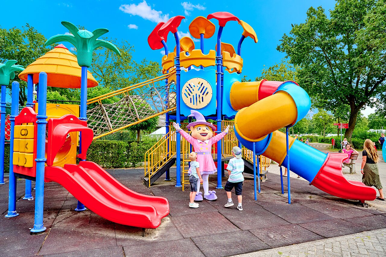 Aire de jeux color�e avec toboggans, filet et mascotte au camping CAPFUN Heino � Heino.