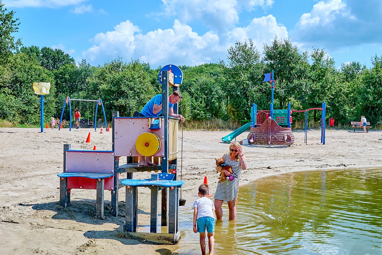 Aire de jeux aquatique et plage de sable avec structures au camping CAPFUN Heino � Heino.