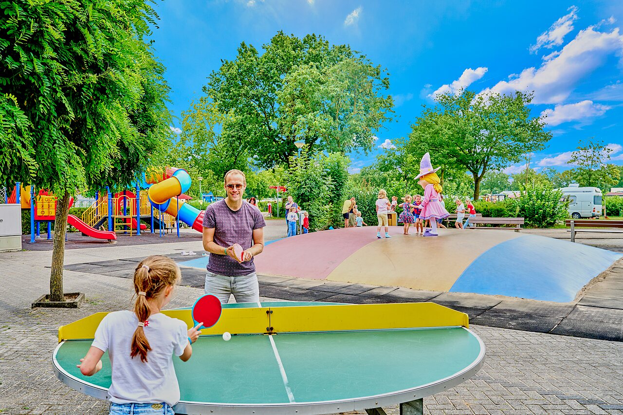 Ping-pong, aire de jeux et structure gonflable au camping CAPFUN Heino.