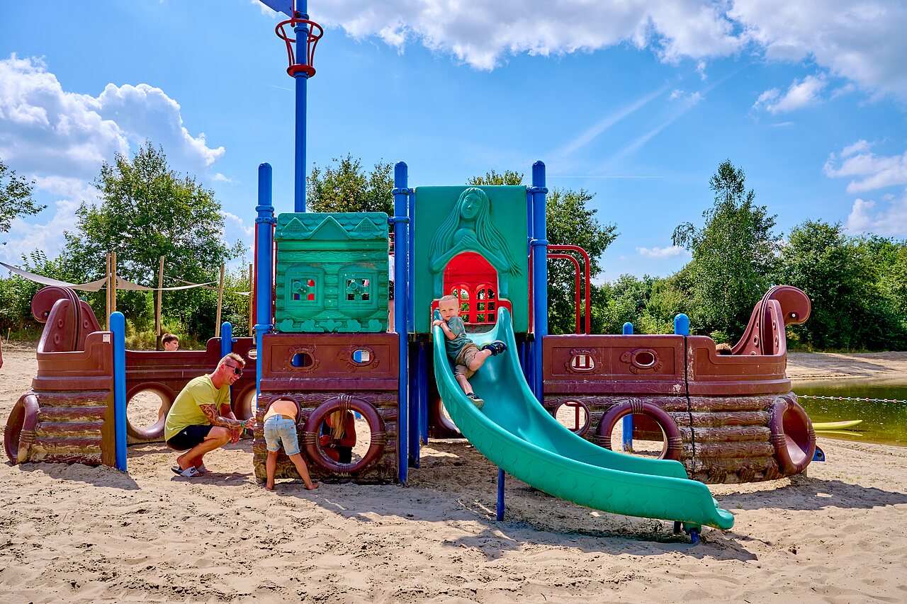Toboggan et aire de jeux pirate pour enfants au camping CAPFUN Heino � Heino.