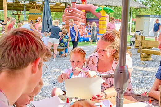 Enfants participant à une activité créative avec jeux gonflables au camping CAPFUN Heino à Heino.