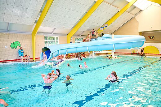 Piscine intérieure avec grand toboggan aquatique au camping CAPFUN Heino à Heino.