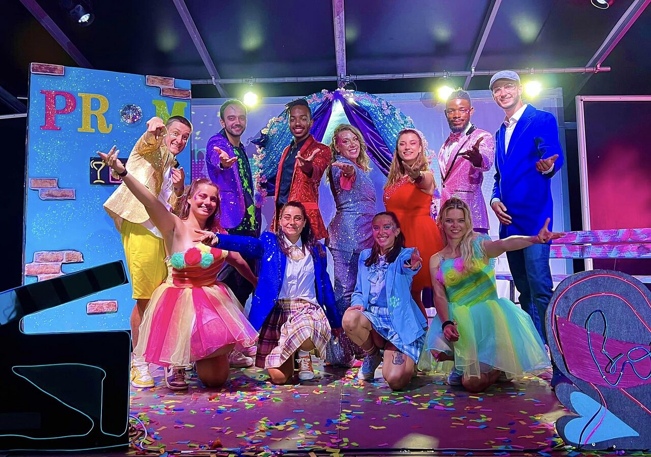 Spectacle d'animation avec artistes color�s au camping CAPFUN Hermitage � SERIGNAN (34).