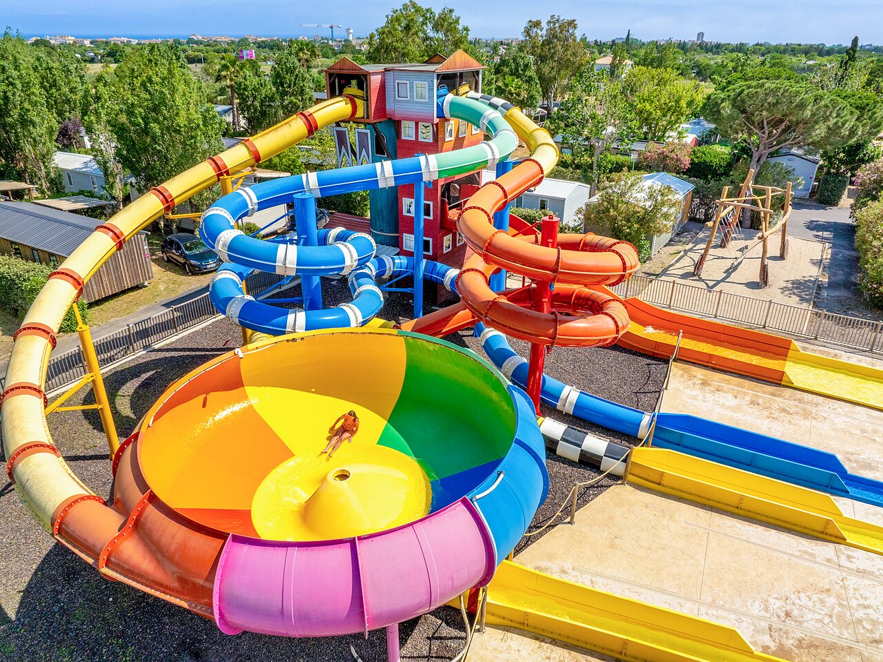 Parc aquatique avec toboggans g�ants, entonnoir color� au camping CAPFUN Hermitage � SERIGNAN (34).