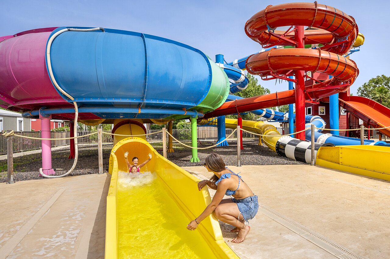 Toboggans aquatiques color�s, enfants s'amusant, parc aquatique CAPFUN Hermitage, SERIGNAN (34).