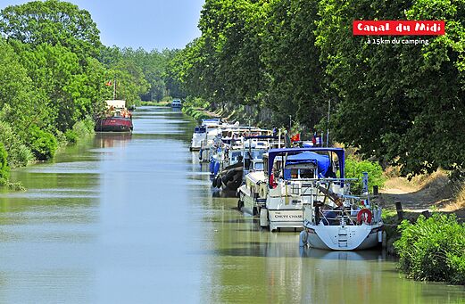 Canal du Midi, voie navigable historique avec bateaux amarrés, près de Sérignan.