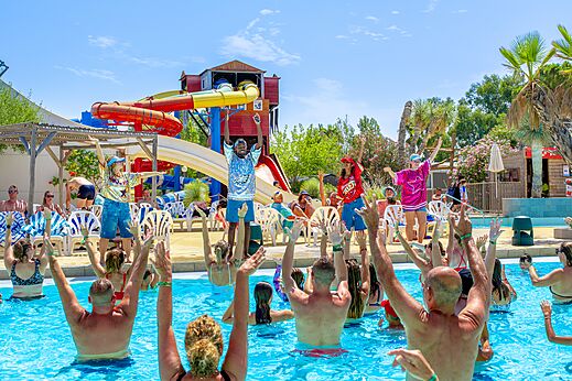 Animation aquatique dynamique avec toboggans et piscine au camping CAPFUN Hermitage à SERIGNAN (34).
