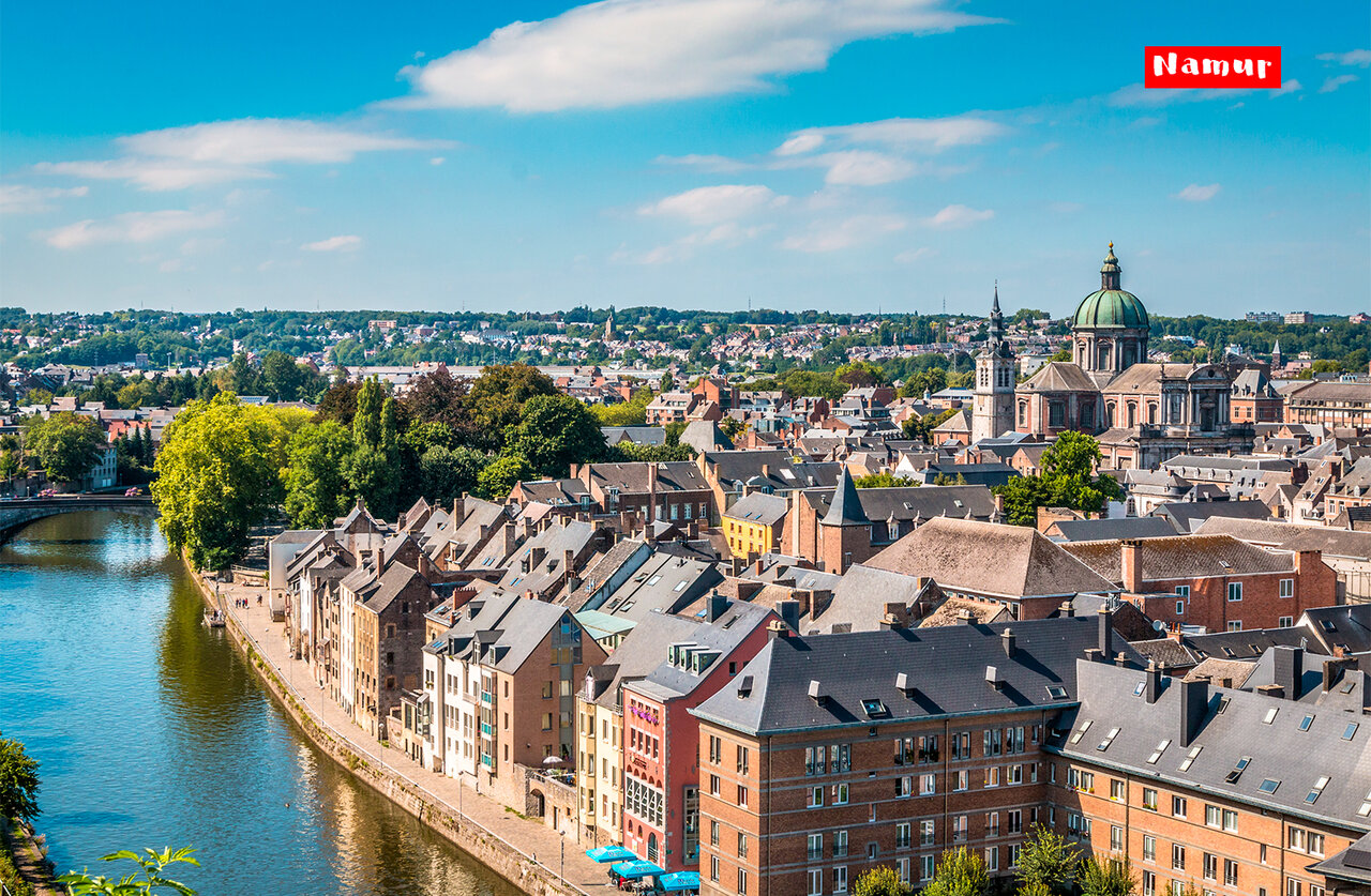 Vue panoramique de Namur, ville historique avec sa citadelle et la Meuse.