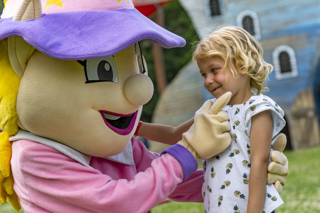 Enfant souriant avec mascotte animatrice au camping CAPFUN Hirondelle � Oteppe.