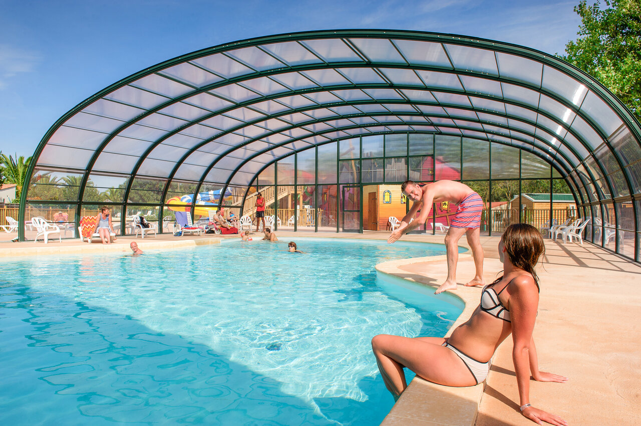 Piscine couverte avec baigneurs et toboggans au camping CAPFUN Huttes � Saint-Denis d'Ol�ron (17).
