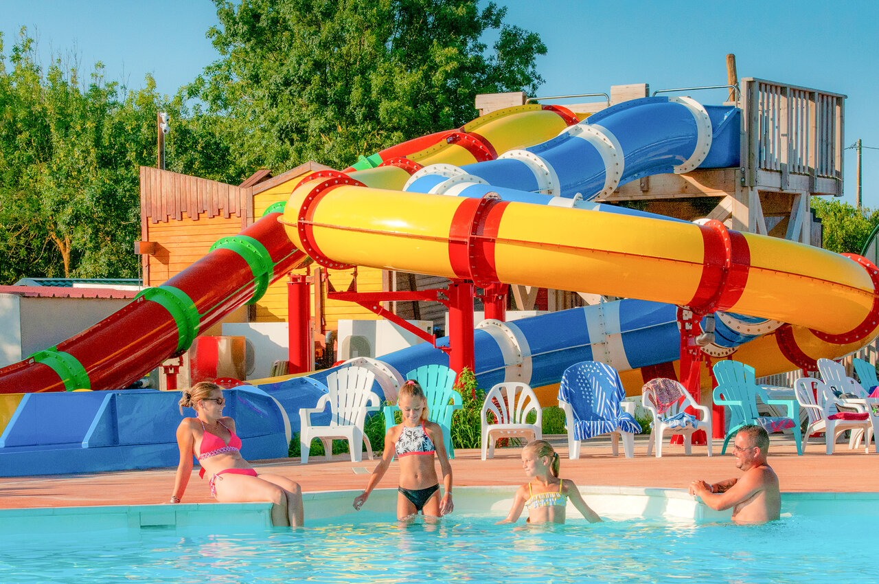 Toboggans aquatiques color�s et piscine ext�rieure au camping CAPFUN Huttes � Saint-Denis d'Ol�ron (17).