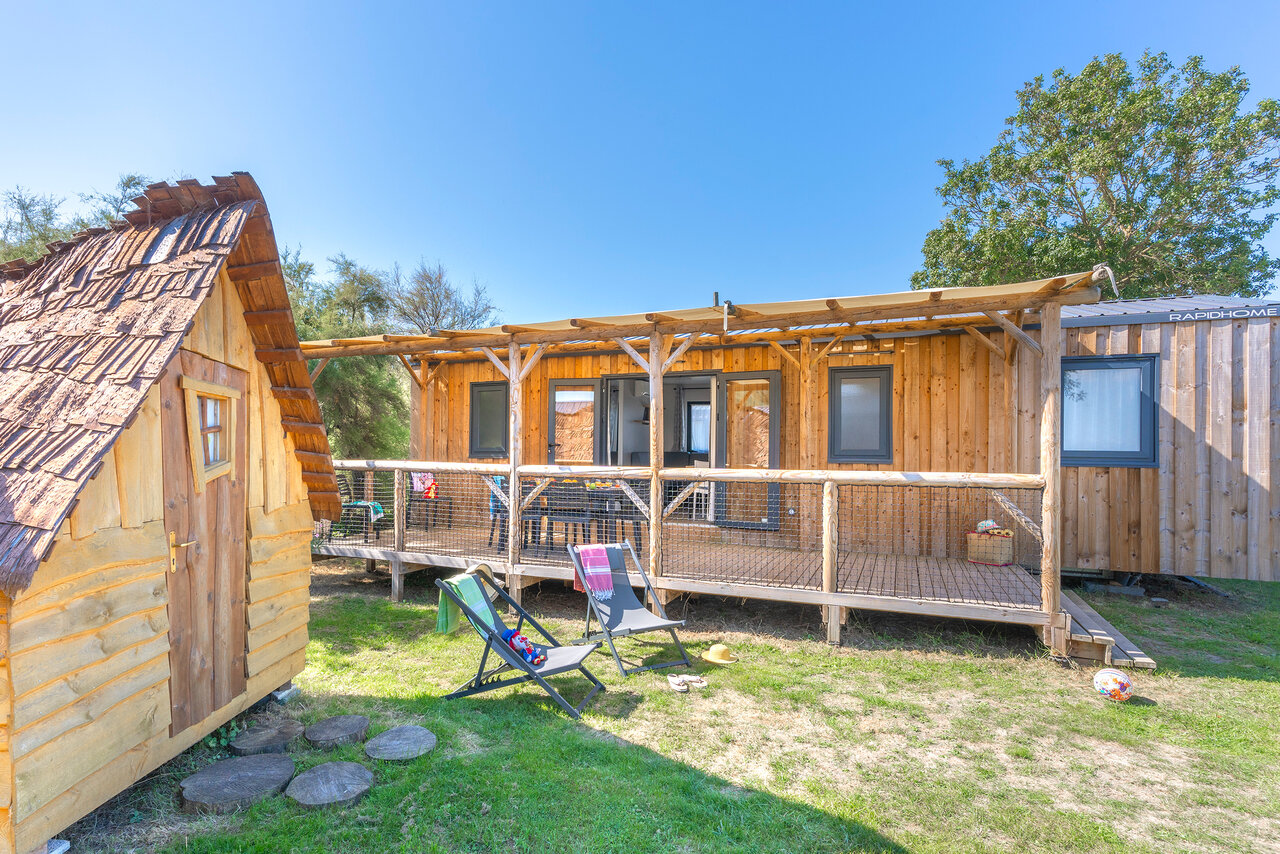 Mobile-home en bois avec terrasse, cabane enfants au camping CAPFUN Huttes � Saint-Denis d'Ol�ron.