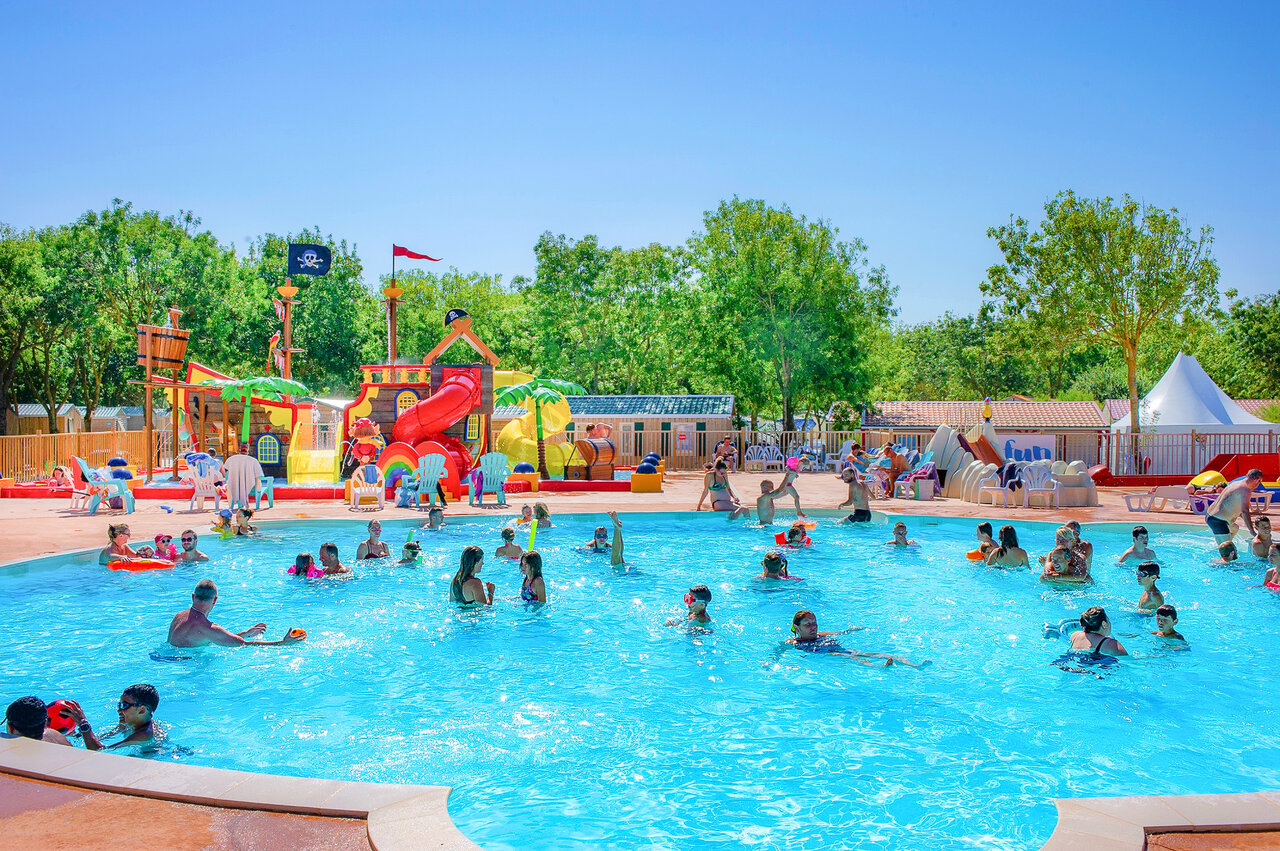 Grande piscine ext�rieure avec bateau pirate et toboggans au camping CAPFUN Huttes � Saint-Denis d'Ol�ron (17).