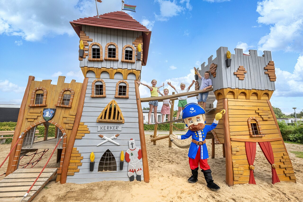 Aire de jeux ch�teau, enfants et mascotte pirate au camping CAPFUN IJsselstrand � Doesburg.