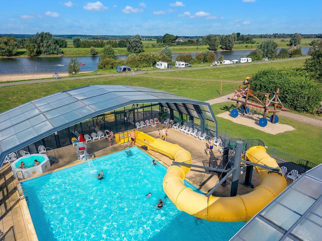 Piscine ext�rieure avec toboggan g�ant, jacuzzi et aire de jeux au camping CAPFUN IJsselstrand � Doesburg.