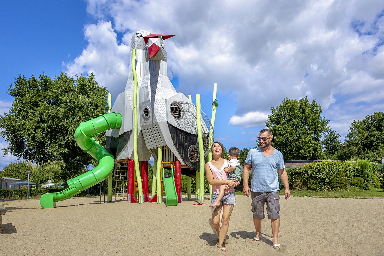 Grande aire de jeux cigogne, toboggans, famille au camping CAPFUN IJsselstrand � Doesburg.