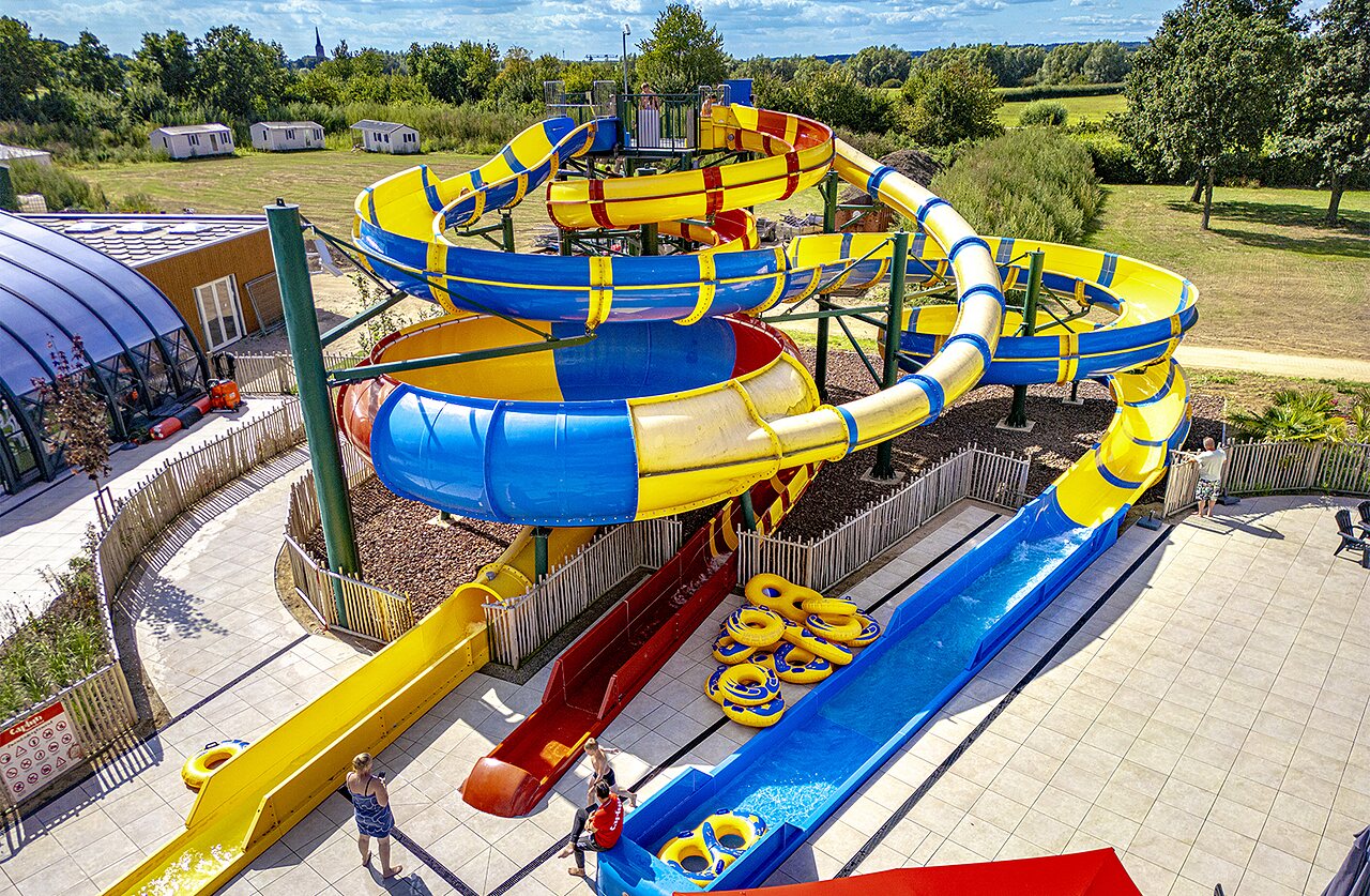 Toboggans aquatiques g�ants color�s et piscines au camping CAPFUN IJsselstrand � Doesburg.