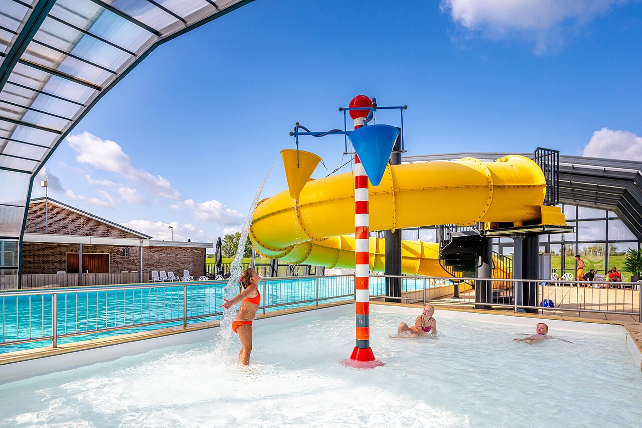 Piscine ext�rieure, toboggan g�ant, jeux d'eau au CAPFUN IJsselstrand � Doesburg.